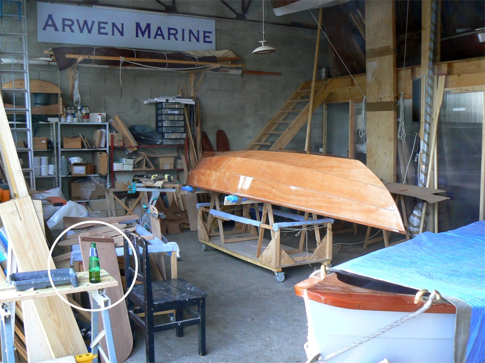 Fin de journ&eacute;e : je viens de me voter &agrave; l'unanimit&eacute; une bi&egrave;re fra&icirc;che pour c&eacute;l&eacute;brer la derni&egrave;re couche d'&eacute;poxy sur l'ext&eacute;rieur de la coque de Num&eacute;ro 33 ! Au premier plan &agrave; droite, c'est l'&eacute;trave du Doris 17. 