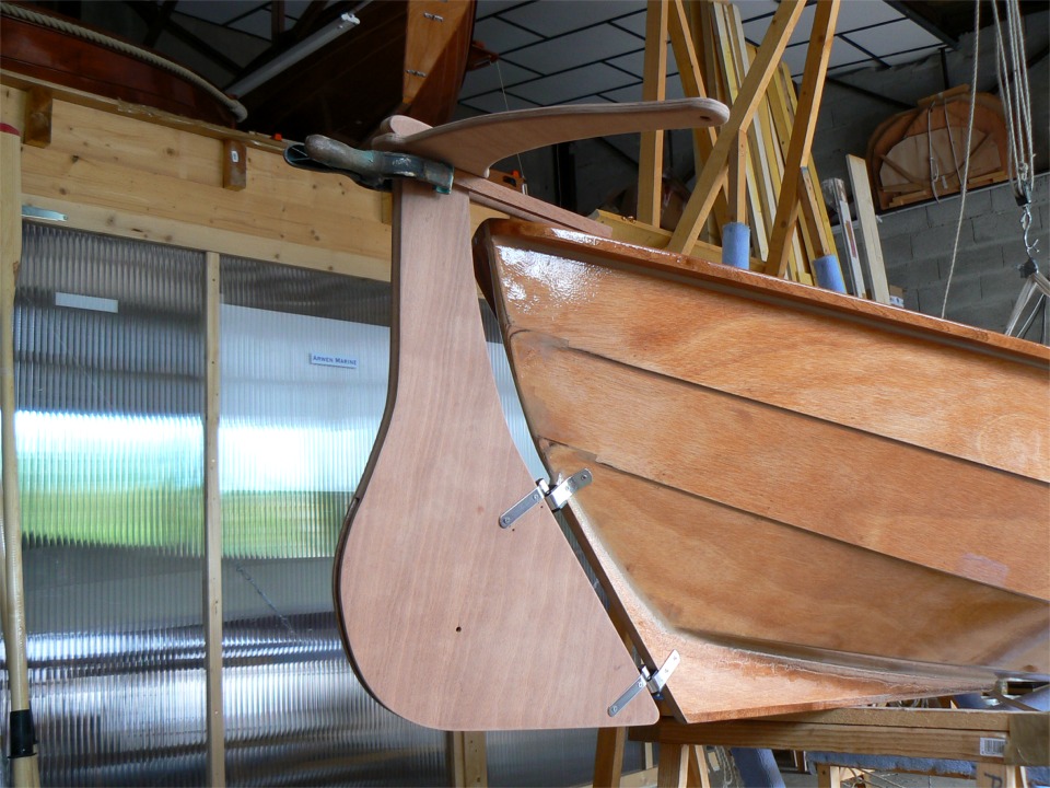 Pendant que la derni&egrave;re couche de peinture du Skerry du Chasse-Mar&eacute;e durcit &agrave; l'abri de la poussi&egrave;re sous la mezzanine, je suspends le gouvernail de Num&eacute;ro 33. Ceux qui ont de tr&egrave;s bons yeux peuvent voir que je me suis un peu plant&eacute; sur le per&ccedil;age pour l'aiguillot haut : confusion entre la ligne haute marqu&eacute;e et la ligne m&eacute;diane de per&ccedil;age... Notez que je fais aussi l'essayage du "timon scandinave".