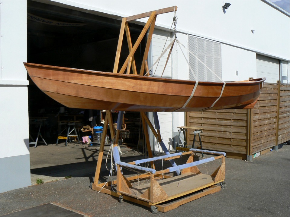 Voil&agrave; Num&eacute;ro 33 en l&eacute;vitation : je vais le mettre sur la tranche afin de poncer plus efficacement le fond de la coque et les parties verticales (puits de d&eacute;rive et cloisons), mais je ne r&eacute;siste pas au plaisir de vous montrer cette vue de la si &eacute;l&eacute;gante coque du Skerry, qui sera bient&ocirc;t l'exclusivit&eacute; des poissons, crabes et autres cr&eacute;atures marines. 