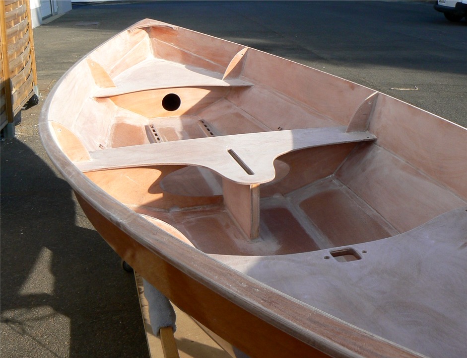 J'ai enfin fini le pon&ccedil;age de l'int&eacute;rieur de la coque de Num&eacute;ro 33, il ne reste plus qu'&agrave; passez un coup d'aspirateur, puis &agrave; rincer &agrave; grande eau. Mais pour cette derni&egrave;re op&eacute;ration, je dois d'abord faire le pon&ccedil;age ext&eacute;rieur et d&eacute;couper la rustine qui bloque le nable (rappelez-vous, c'&eacute;tait pour &eacute;viter que l'&eacute;poxy de la stratification du fond colle le bouchon au filetage). 