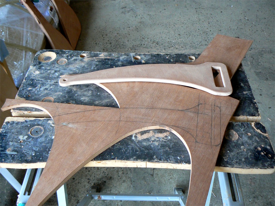 Cette image devrait s'intituler "Comment tirer le maximum de vos chutes de contreplaque marine qui co&ucirc;te tr&egrave;s cher"... J'ai trac&eacute; mais finalement pas d&eacute;coup&eacute; le "timon scandinave" (passez votre chemin, rien de scandaleux dans ce timon !) car il manquait quelques centim&egrave;tres en longueur, et comme chacun sait, la taille compte... J'ai donc trac&eacute; et d&eacute;coup&eacute; celui que l'on aper&ccedil;oit au second plan dans une chute un peu plus grande ! Maintenant que je vois la photo, je me demande s'il n'aurait pas tenu dans le bout de bois en de faisant pivoter de 60 &deg;... Voil&agrave; comment les &eacute;conomies finissent par co&ucirc;ter bien cher ! 