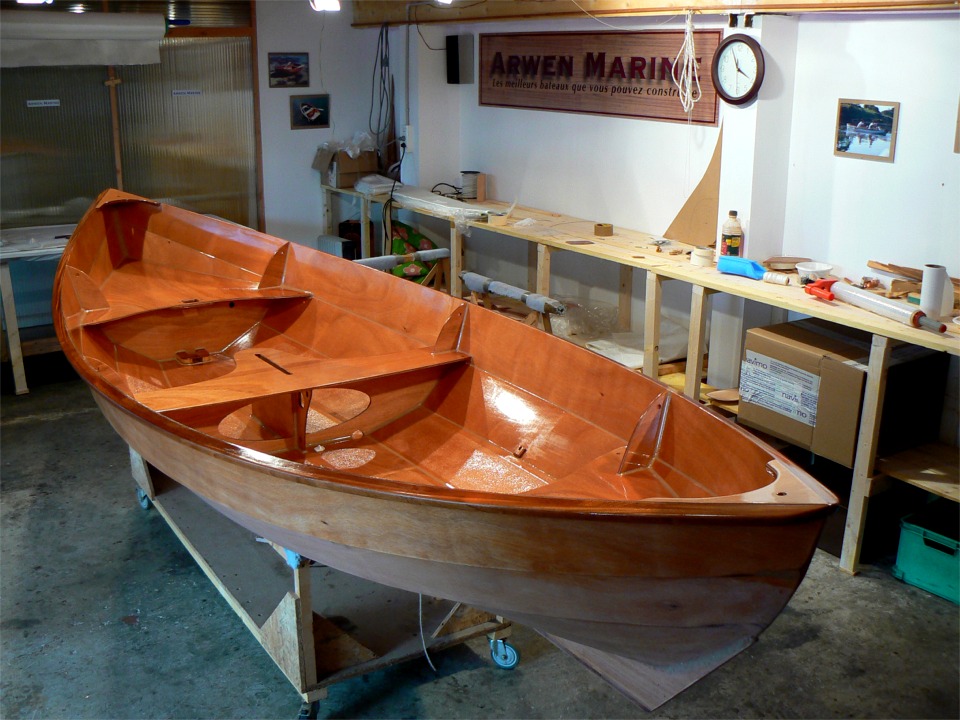 Et je viens enfin de commencer la finition sur Num&eacute;ro 33 : je viens de passer la premi&egrave;re couche de vernis. Sa pr&eacute;sence &agrave; la Semaine du Golfe est de plus en plus probable... 