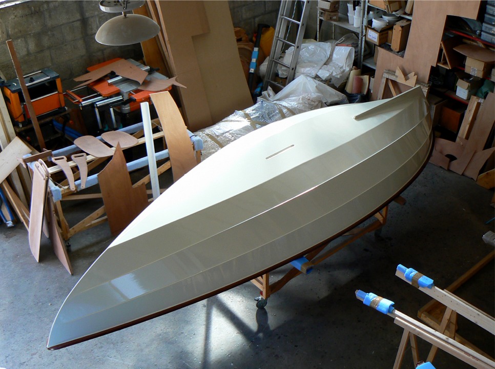 Je suis assez content du rendu de cette peinture (j'ai toujours des chaussures bateau, merci). Par demande populaire, je mettrai prochainement en ligne une nouvelle page de "trucs" sur la peinture et le vernis PU bi-composant, comme je l'ai fait pour l'&eacute;poxy, car j'ai beaucoup appris depuis mes tristes premiers vernis. 