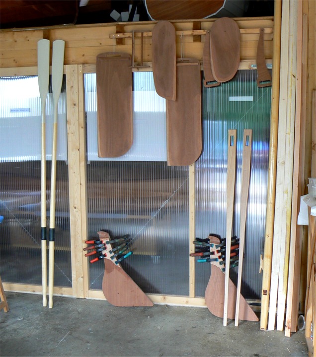 Les d&eacute;rives sont pr&ecirc;tes, de m&ecirc;me que les safrans et les timons scandinaves, les barres et le cale-pied, mais je viens de coller des "joues" d'okoum&eacute; sur les gouvernails et je dois encore les finir demain avant de faire une couche d'&eacute;poxy sur tout ce monde l&agrave;. On aper&ccedil;oit sur la droite de l'image une partie des m&acirc;ts et espars &agrave; des stades divers de finition. A gauche, ce sont les avirons du Skerry du Chasse-Mar&eacute;e dont j'ai peint la pelle de la m&ecirc;me teinte que la coque : &eacute;l&eacute;gant et antivol mod&eacute;r&eacute;. 