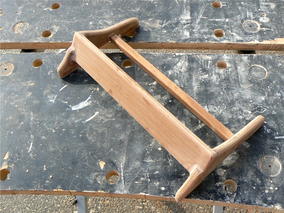 Et voici le cale-pied : tout s'&eacute;claire maintenant sur les paires de trous chevauch&eacute;es. Ah non ? Dans ce cas, vous devrez attendre de le voir en situation dans le bateau termin&eacute;... 