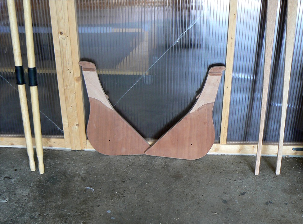 Mes gouvernails se racontent des histoires de gouvernail. Leur petit nez servira &agrave; accrocher le tendeur de retenue du timon ou de la barre. En effet cette derni&egrave;re se lib&egrave;re de la t&ecirc;te en glissant en arri&egrave;re si on la l&egrave;ve trop (n'est-ce pas Beno&icirc;t !) 