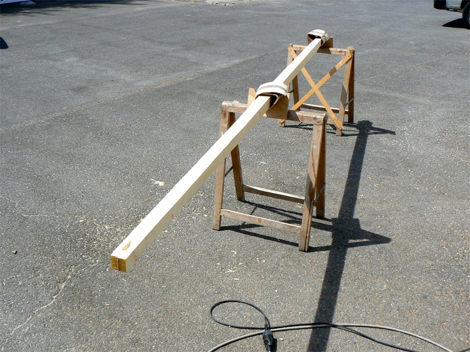 Je viens de passer un coup de rabot sur les quatre faces de ce m&acirc;t, que j'ai d&eacute;j&agrave; affin&eacute; en t&ecirc;te et en pied sur la scie de table. 