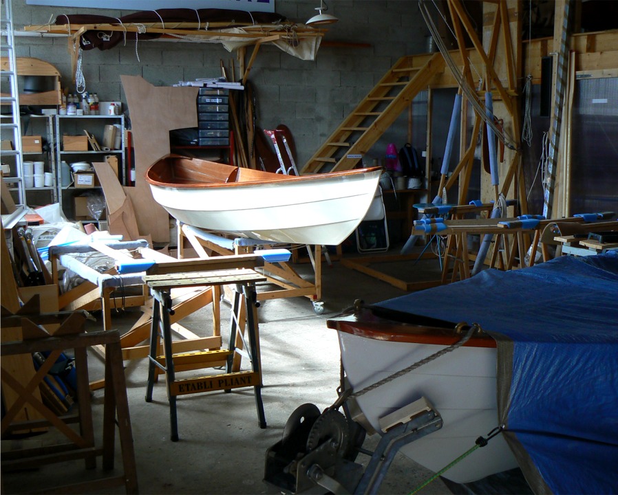 Avec l'aide d'Igor, nous avons remis &agrave; l'endroit le Skerry du Chasse-Mar&eacute;e : sa peinture est assez dure pour le poser dessus, mais pas assez pour le tourner seul dans les sangles sous la ch&ecirc;vre (quels moeurs !) Il ne reste plus maintenant qu'&agrave; "habiller" cette coque de son accastillage et de son gr&eacute;ement : presque rien ! 