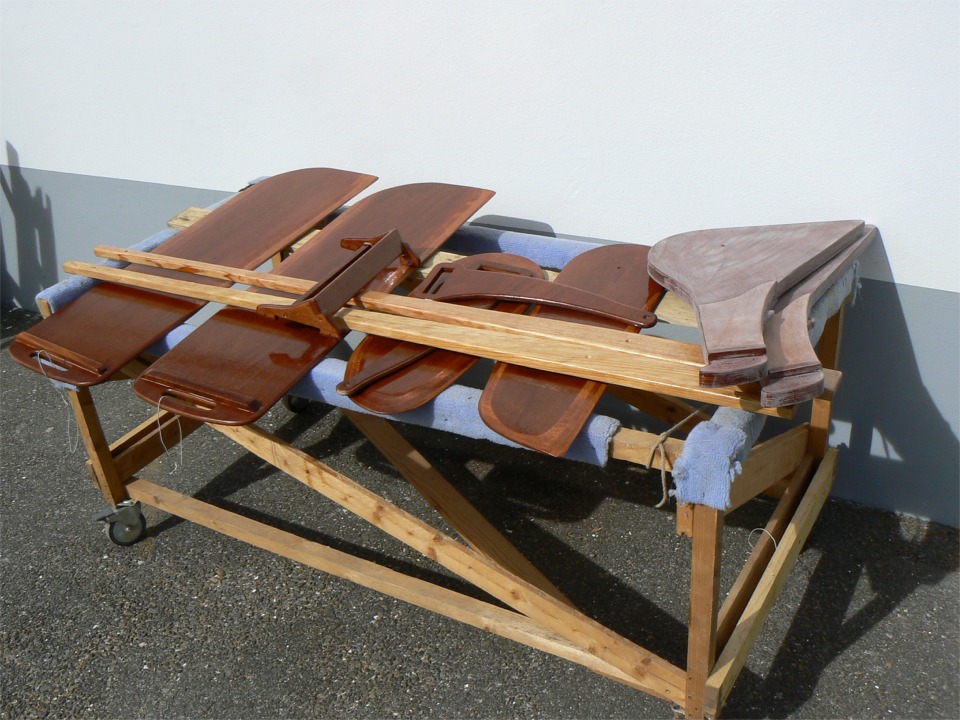 Plateau gastronomique : de gauche &agrave; droite, les deux d&eacute;rives, puis les deux safrans, les deux gouvernails d&eacute;j&agrave; ponc&eacute;s (p&acirc;les et poussi&eacute;reux). En travers par dessus, les deux barres franches et le cale-pied de l'image pr&eacute;c&eacute;dente. 