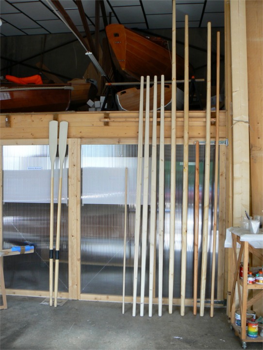 Soldes sur les espars : si l'on omet la paire d'avirons du Skerry du Chasse-Mar&eacute;e, &agrave; gauche, on a quatre b&ocirc;mes ou vergues pour Num&eacute;ro 33 et le Doris 17 (je refais le gr&eacute;ement du Doris 17 pour son nouveau propri&eacute;taire, avec une voile plus raisonnable de 7.20 m2, au lieu de 9 m2); le nouveau m&acirc;t du Doris 17, celui de Num&eacute;ro 33 et enfin la b&ocirc;me puis le m&acirc;t et la livarde du Skerry du Chasse-Mar&eacute;e. 