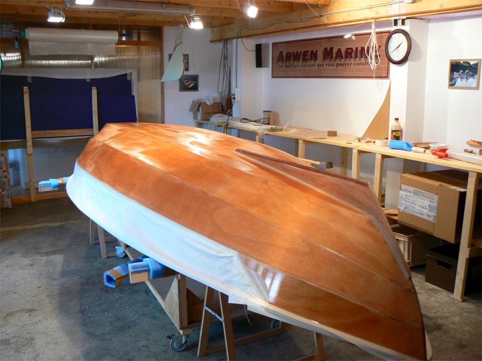 Je viens de passer deux heures &agrave; masquer Num&eacute;ro 33 pour la peinture de l'ext&eacute;rieur de la coque : je vais laisser l'essentiel du carreau vernis, seuls deux pieds &agrave; la proue et &agrave; la poupe seront peints comme le reste de la coque. 