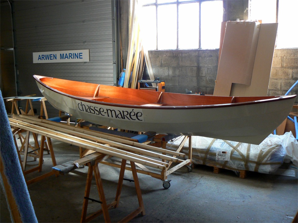 J'ai fait r&eacute;aliser le logo du Chasse-Mar&eacute;e qui sera coll&eacute; sur le carreau du Skerry qu'il offrent comme premier prix de leur concours de trenti&egrave;me anniversaire. Pour l'instant, il est simplement scotch&eacute; en place pour visualiser l'&eacute;chelle. 