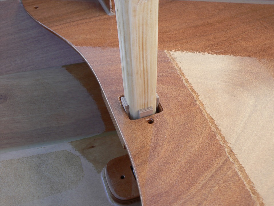 Essayage du m&acirc;t du Skerry du Chasse-Mar&eacute;e : je fais syst&eacute;matiquement un m&acirc;t plus fin que l'&eacute;tambrai et le pied de m&acirc;t afin de lui adjoindre des cales en biseau (et aussi en contreplaqu&eacute;). Ainsi, le m&acirc;t peut &ecirc;tre bien ajust&eacute; et n&eacute;anmoins facile &agrave; m&acirc;ter et surtout &agrave; d&eacute;m&acirc;ter : ceux qui n'ont pas pass&eacute; une demi-heure &agrave; tenter de d&eacute;bloquer un m&acirc;t trop bien install&eacute; dans son emplanture ne peuvent pas comprendre. 