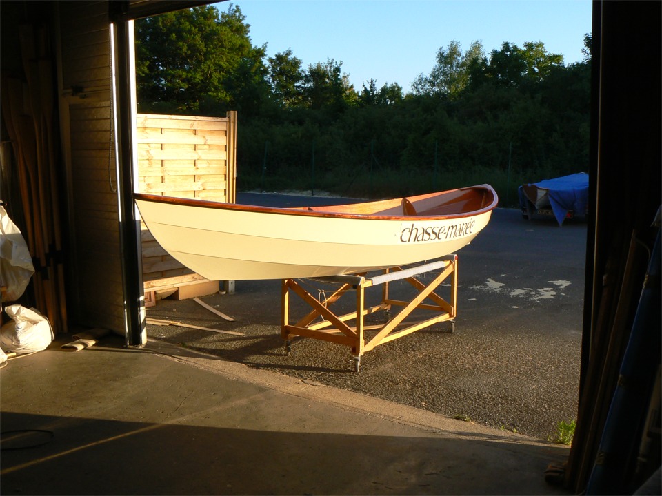 Cette image pourrait s'intituler "Cr&eacute;puscule avec Skerry du Chasse-Mar&eacute;e"... Les d&eacute;bris blancs que l'on aper&ccedil;oit au sol derri&egrave;re lui sont des copeaux provenant de la taille des derniers espars. 