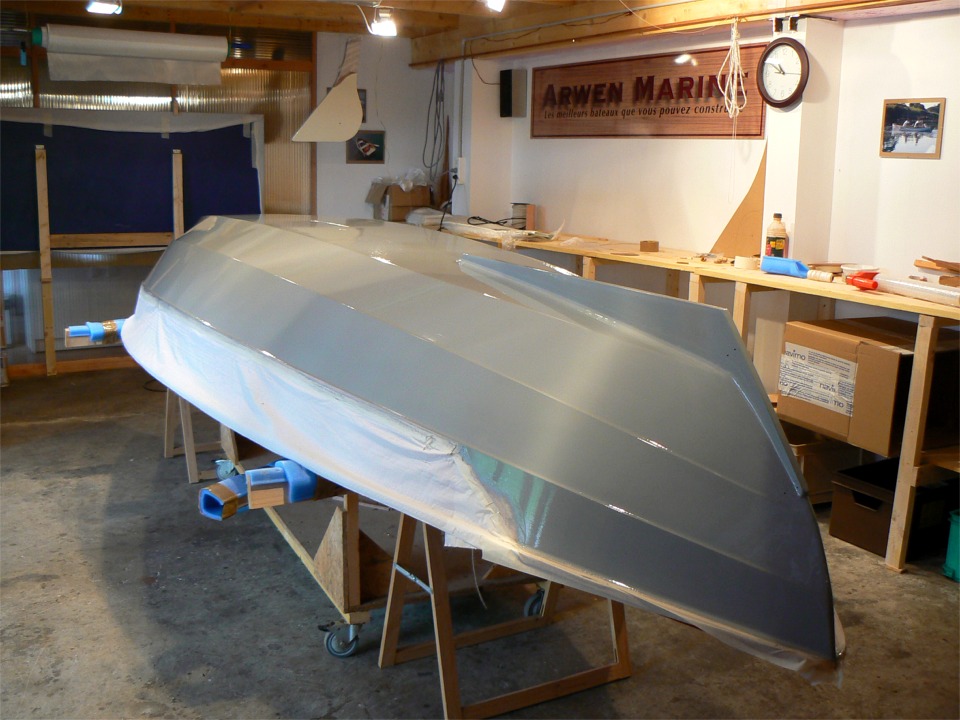 Sur Num&eacute;ro 33, j'ai commis l'irr&eacute;parable ; j'ai m&eacute;lang&eacute; plusieurs teintes de peinture PU bi-composant pour obtenir ce gris qui me rapelle curieusement le gris "Marine Nationale"... Je dois avouer que je suis un peu perplexe devant ce r&eacute;sultat, et je me dis que je pourrai toujours le repeindre si je n'arrive pas &agrave; m'y faire. 