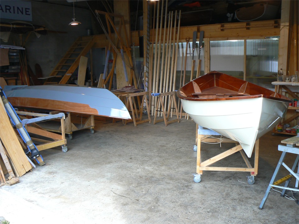 J'ai fini la peinture sur Num&eacute;ro 33, et il vient de lib&eacute;rer ma "cabine de peinture" sous la mezzanine. J'ai encore un peu de mal &agrave; m'habituer &agrave; cette teinte... Comme je n'avais pas initialement pr&eacute;vu de vernir l'ext&eacute;rieur du carreau, on voit des traces d'&eacute;poxy charg&eacute;e au bouchage des trous des sutures. 