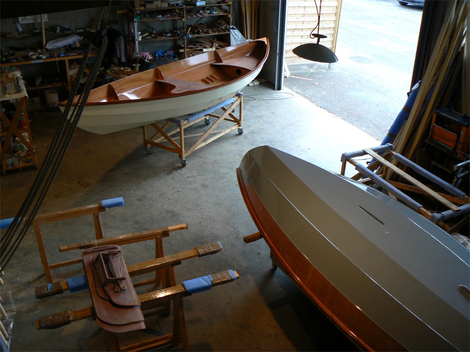 Cela tombe bien car le Skerry du Chasse-Mar&eacute;e doit y retourner pour des retouches de vernis : j'avais des traces de pinceau disgracieuses sur les si&egrave;ges, que j'ai donc reponc&eacute;s et sur lesquels je vais repasser quelques couches de vernis... 