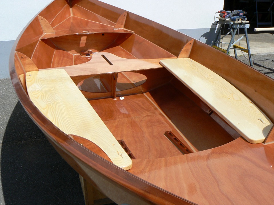 Igor m'a aid&eacute; &agrave; remettre Num&eacute;ro 33 sur ses pieds, (car sa peinture est encore trop tendre pour le tourner dans les sangles sous la ch&egrave;vre)et je fais l'essayage de mes bancs lat&eacute;raux. Faute de temps, j'ai choisi du sapin du nord de 27 mm d'&eacute;paisseur afin de me dispenser de la construction d'une structure de renfort sous les bancs. Ils sont rigides sans renfort, mais lourds : 3.5 kg par banc ! Ils seront tenus par des bouts de garcette &agrave; chaque extr&eacute;mit&eacute; (en cas de chavirage, ils resteront avec le Skerry...) 