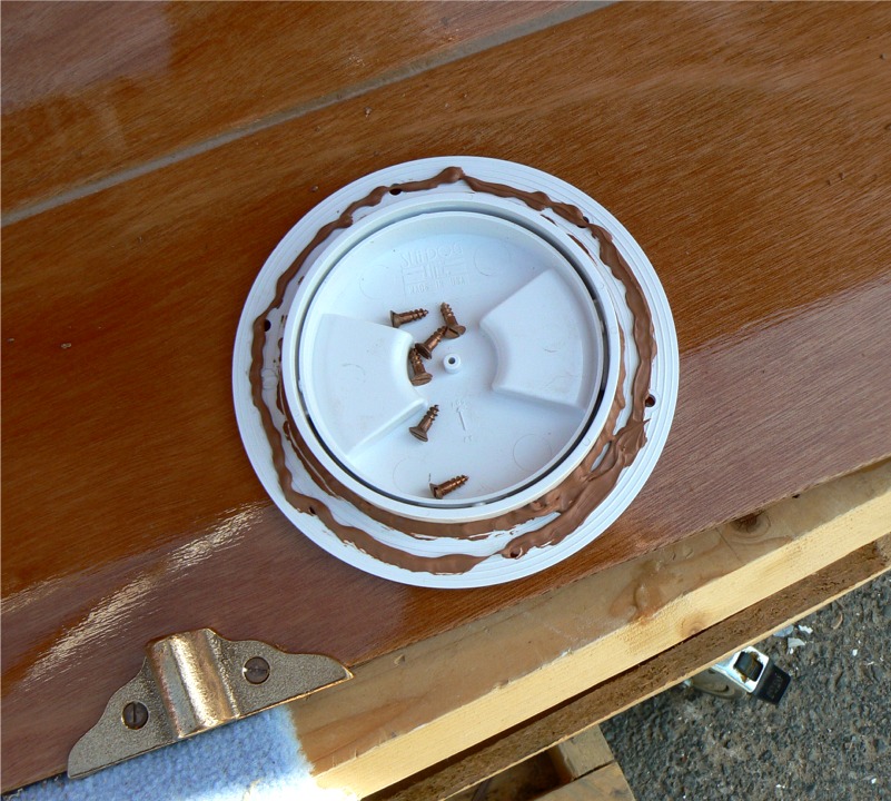 Vue de la trappe &agrave; joint torique du compartiment arri&egrave;re juste avant sa pose : j'ai d&eacute;pos&eacute; du mastic silicone sur son pourtour afin de cr&eacute;er une joinction &eacute;tanche au vissage. 