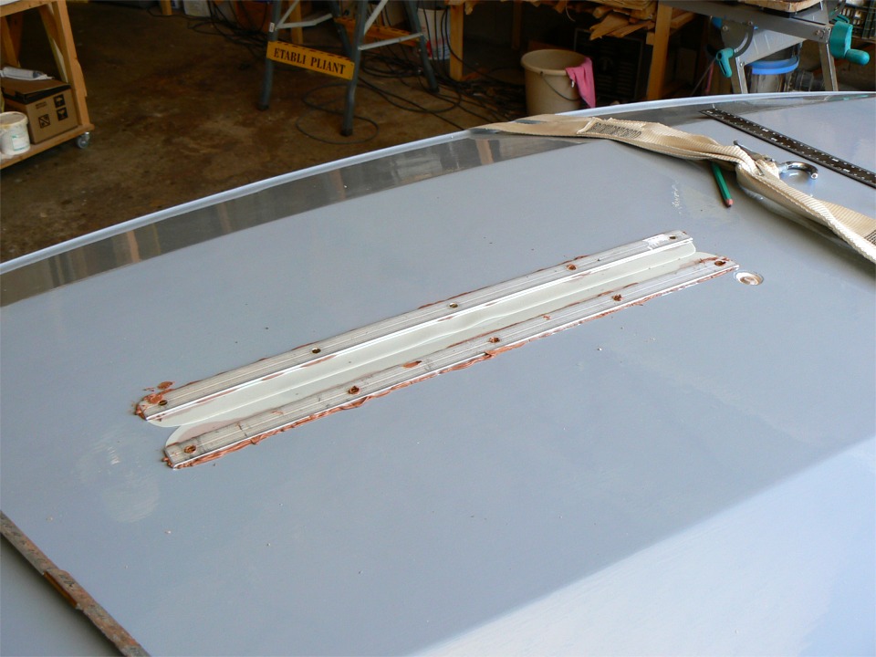 J'ai fix&eacute; les l&egrave;vres en terphane sous des r&eacute;glettes en aluminium, et j'esp&egrave;re que ces l&egrave;vres vaudront la tra&icirc;n&eacute;e ajout&eacute;e... Les horreurs rouges sont des exc&egrave;s de mastic silicone qui fait colle et &eacute;tanch&eacute;it&eacute;. Je me demande ce que va donner la combinaison de l'aluminium avec les vis en laiton : je pense que le Skerry ne pasera pas assez de temps dans l'eau pour que la corrosion galvanique puisse me causer des soucis. C'est le nable que l'on aper&ccedil;oit &agrave; droite des l&egrave;vres. 