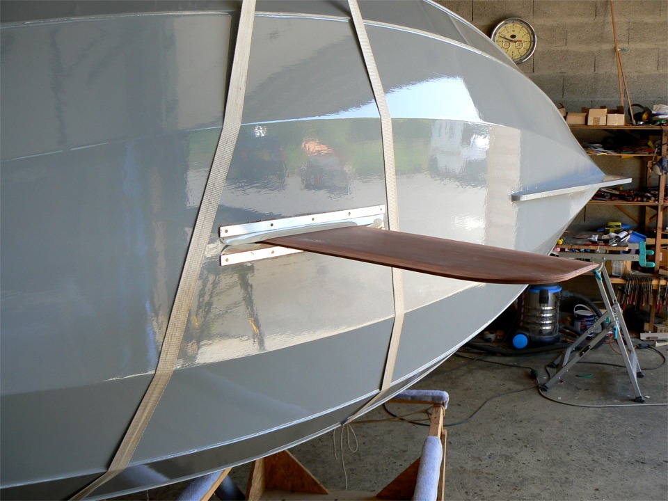 Et voil&agrave; ce que cela donne avec la d&eacute;rive. Les l&egrave;vres se recouvrent de 4 millim&eacute;tres afin de fermer le bas du puits de d&eacute;rive et supprimer les perturbations dans le puits lorsque la d&eacute;rive est absente. Je ne sais pas si ce recouvrement est suffisant ou excessif. Notez au passage l'effet miroir de la peinture : on y voit le reflet du Doris 17 gar&eacute; sur le parking... 