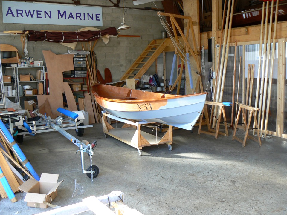 J'ai presque fini de monter la remorque qui sera offerte avec le Skerry du Chasse-Mar&eacute;e, &agrave; gauche, et j'ai "marqu&eacute; "Num&eacute;ro 33" ! il gardera cette d&eacute;signation, faute de nom, car je ne me suis pas d&eacute;cid&eacute; &agrave; le baptiser. 