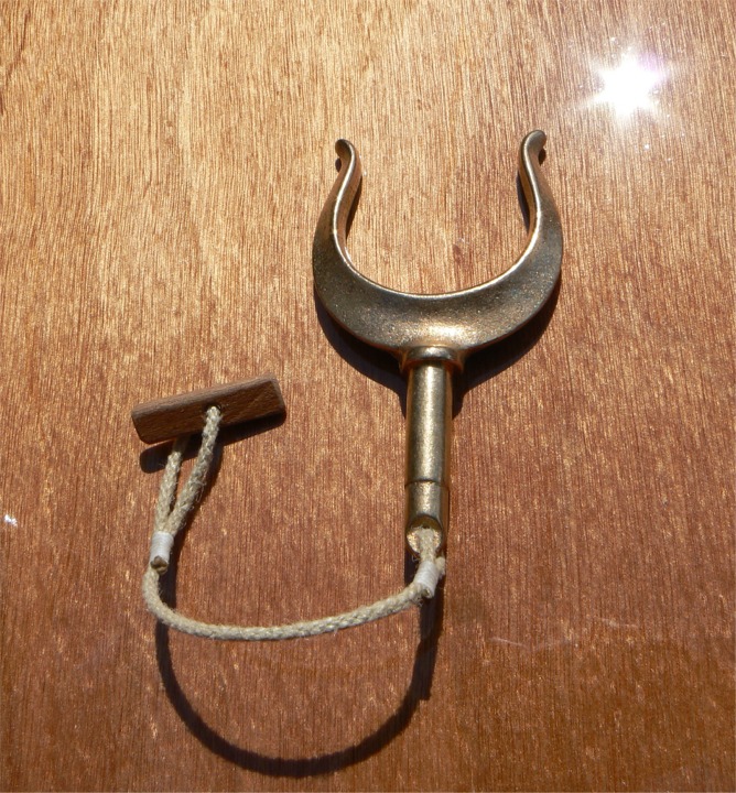 Sauvegarde de dame de nage : un petit bout de garcette nou&eacute; sur la dame tient un petit bout de bois assez fin pour traverser le support de dame, et qui ressort difficilement sans &ecirc;tre guid&eacute; &agrave; la main. 