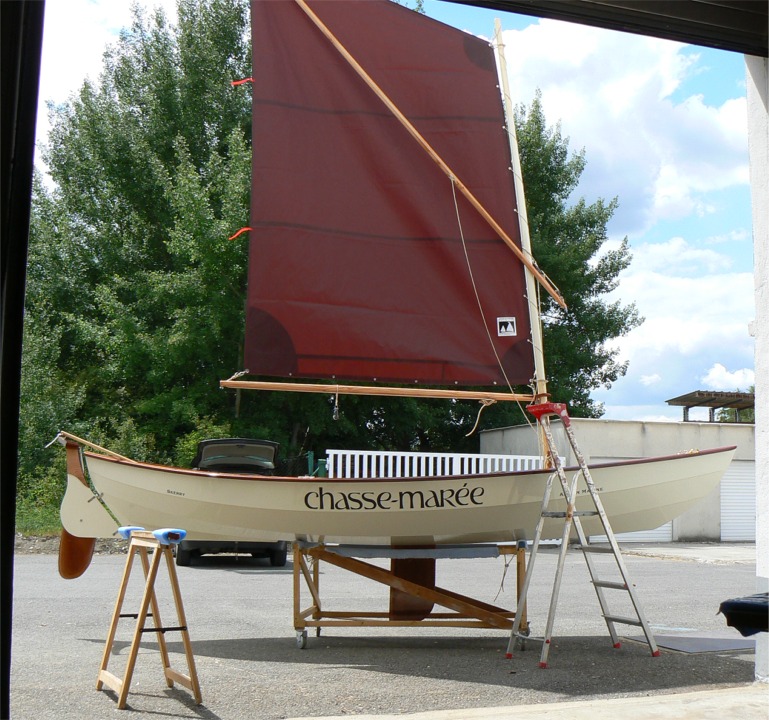 Mise au point du gr&eacute;ement du Skerry du Chasse-Mar&eacute;e : il n'y a pas de drisse sur le m&acirc;t, par contre il en a une sur la livarde. La voile reste &agrave; poste sur le m&acirc;t, que l'on emplante facilement avec la voile. La drisse de livarde est capel&eacute;e sur l'oeuillet de l'angle haut de la voile et permet ainsi de "hisser" ce point contre l'extr&eacute;mit&eacute; sup&eacute;rieure de la livarde. Ensuite, on frappe le palan du "morveux" sur l'extr&eacute;mit&eacute; basse de la livarde, on passe son courant dans une poulie de renvoi en pied de m&acirc;t, puis dans un taquet coinceur fix&eacute; sur la joue tribord du puits de d&eacute;rive, &agrave; port&eacute;e de main du barreur. Le taquet de drisse de livarde parait haut sur celle-ci, mais il est utilis&eacute; lorsque le "morveux" n'est pas frapp&eacute;, et il se trouve alors &agrave; port&eacute;e de main. 