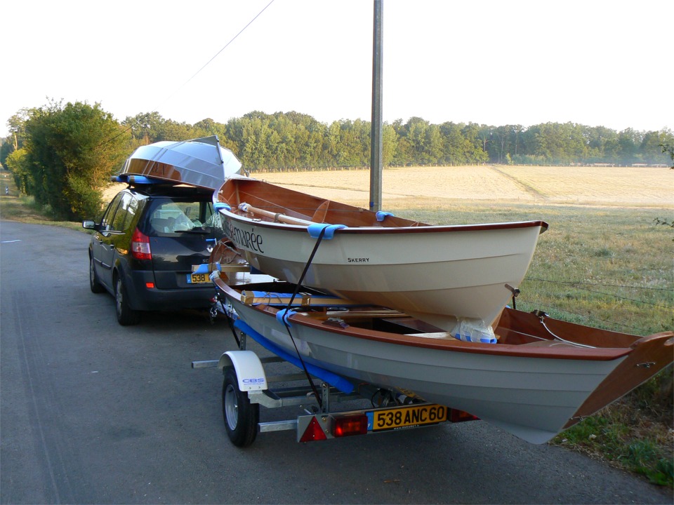 Et ça y est, je suis en route pour Vannes, avec une escale sur la Rance pour livrer le Doris 17 à son nouveau propriétaire. Je n'ai pas pris le temps de faire plus d'images de la pose de l'accastillage et du gréement sur mes deux nouveaux Skerry car j'étais un peu juste en temps, comme d'habitude, et tout n'a été prêt qu'au dernier moment. Cliquez ici pour voir tout plein de superbes zimages de ces trois jours de folie ! 