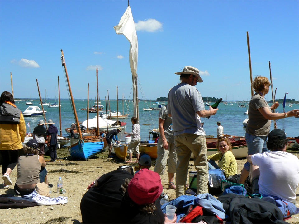 On attend le début du flot pour reprendre la mer vers Saint-Armel, sur la côte est du Golfe. 