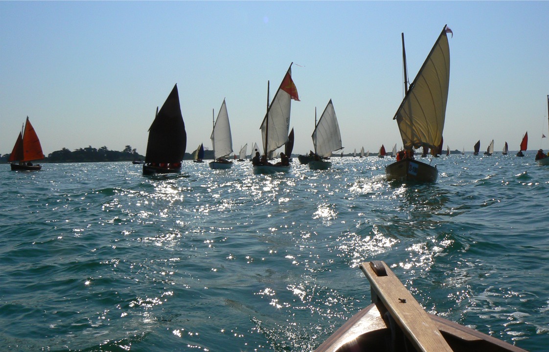Le nombre de voiles arisées montre que le vent n'a pas été aussi tranquille tout au long de cette journée. Les passages sous les multiples îles et îlots du Golfe ont à chaque fois été l'occasion de risées... intéressantes ! 