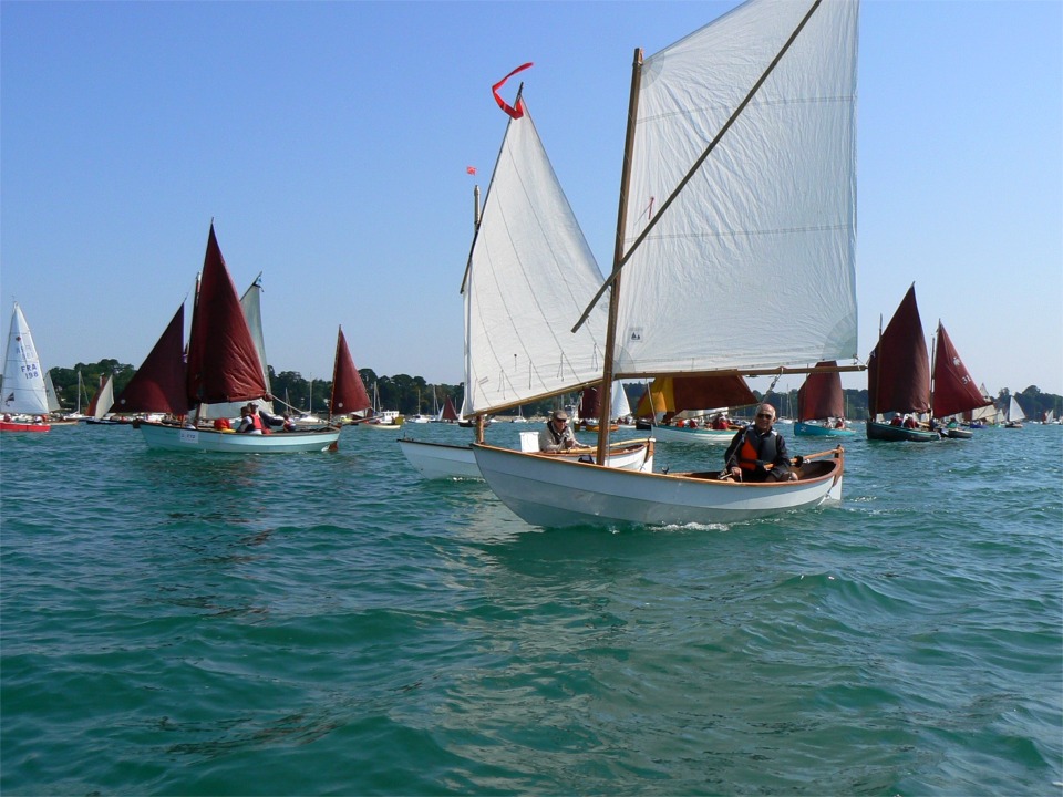 Nous retrouvons le Skerry de Jean, gréé "standard" avec la voile à livarde de 5.20 m2. Gérard navigue de conserve au vent de Jean. 