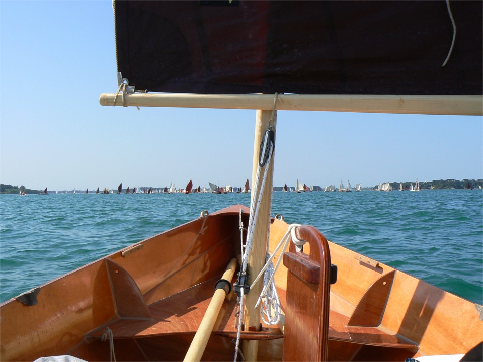 Ma dérive est bloquée dans son puits par le tendeur passé autour du mât. Pour l'enfoncer ou la relever, je la tire vers l'arrière afin de l'aligner dans son puits pour qu'elle puisse coulisser. 