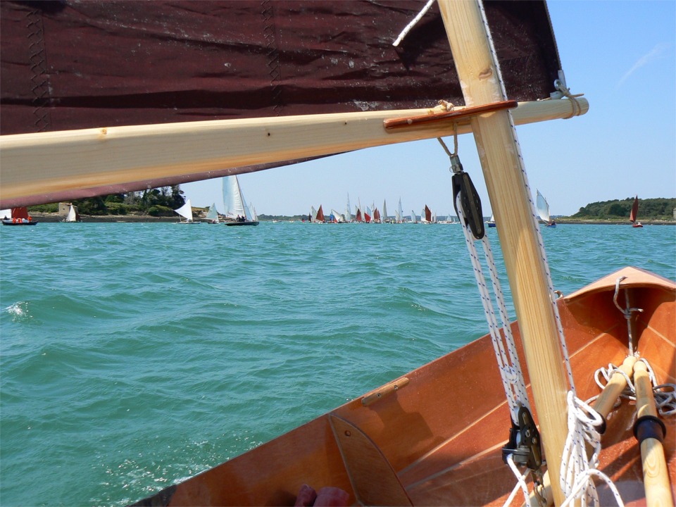 Mon palan d'amure et hâle-bas est frappé à une cinquantaine de centimes en arrière du point d'amure de la voile, ce qui fournit un bras de levier costaud pour faire hâle-bas de bôme au portant. 