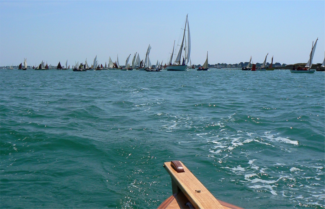 Rencontre avec la flottille 4 (Plaisance Classique de plus de 8 m) au passage du Grand Huernic; vendredi après-midi. Je n'ai malheureusement pas les images les plus intéressantes, où les bateaux se frôlaient à un cheveu, car j'étais tétanisé sur ma barre pour éviter les collisions. J'ai réussi à m'écarter un peu avant d'oser sortir l'appareil photo...