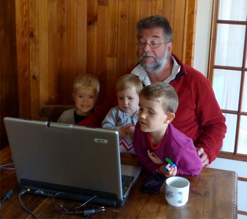 J'ai encore laiss&eacute; passer 23 jours depuis mes derni&egrave;res "nouvelles de l'atelier". J'ai tout plein d'excuses, Votre Honneur. Parfois, j'ai un peu de mal &agrave; acc&eacute;der &agrave; mon ordinateur, comme en t&eacute;moigne l'image ci-dessus (qui date du d&eacute;but du mois d'ao&ucirc;t, je dois l'avouer)... 