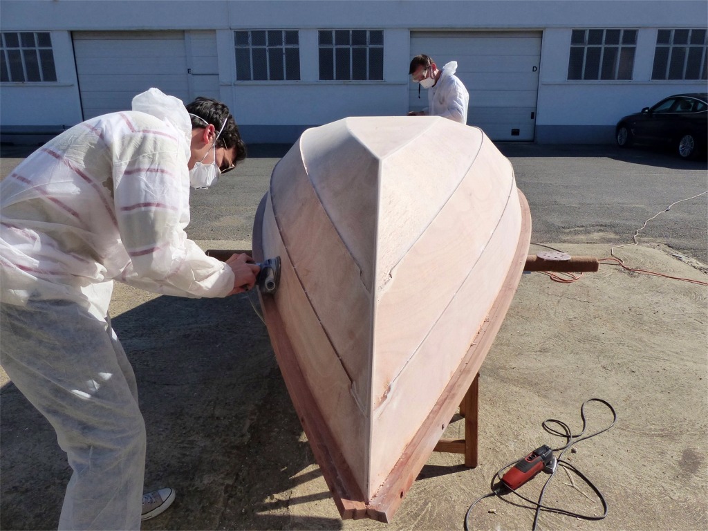 Jour 4, nous commençons par "nettoyer" les joints extérieurs que nous avions faits le premier soir. 