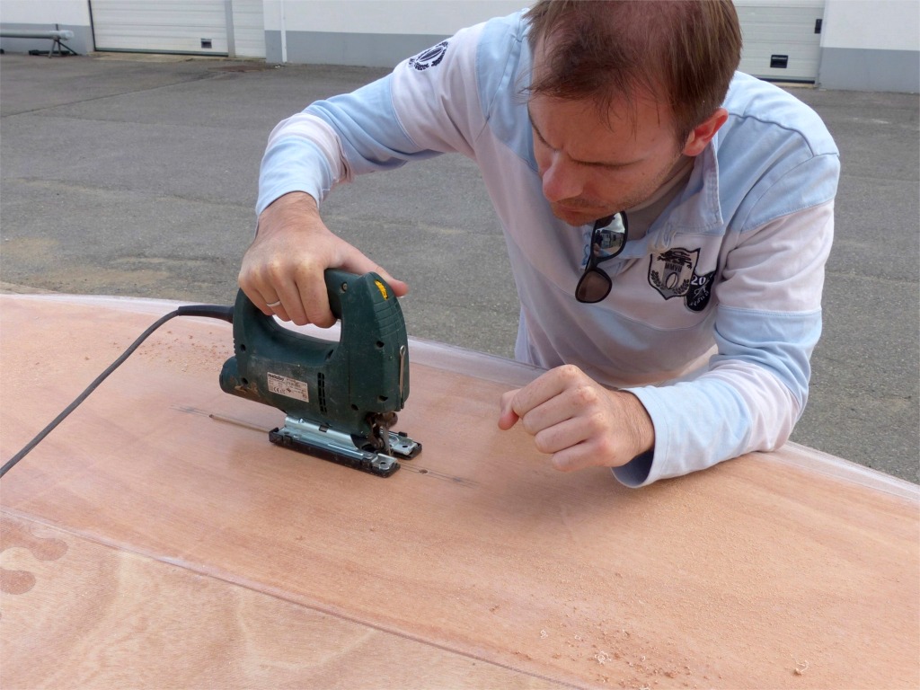 Jour 6 : C&eacute;dric ouvre le puits de d&eacute;rive &agrave; la scie sauteuse, reliant deux trous que nous avons perc&eacute;s &agrave; travers la sole. 