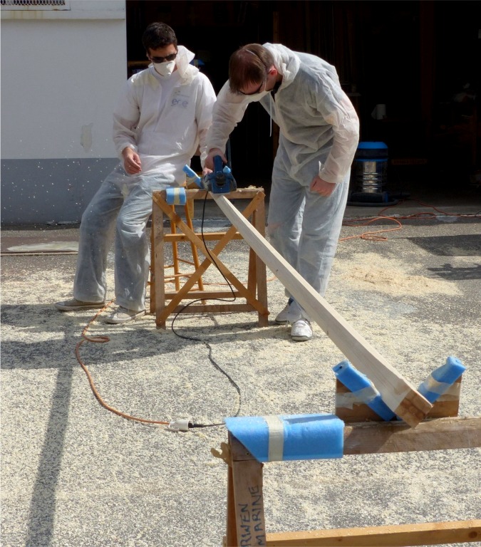 Le lendemain, jour 7, nous utilisons le rabot électrique pour créer 4 faces supplémentaires sur le mât, passant d'une section carrée à une section octogonale, qui sera ensuite encore travaillée afin d'aboutir à un "carré arrondi". 