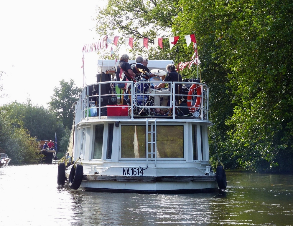 La flottille est accompagnée par le Beaulieu, qui transporte sur son pont supérieur un orchestre au complet et sa sono (et malheureusement aussi ses bruyants groupes électrogènes). Surprenant et bruyant, mais finalement fort sympathique ! 