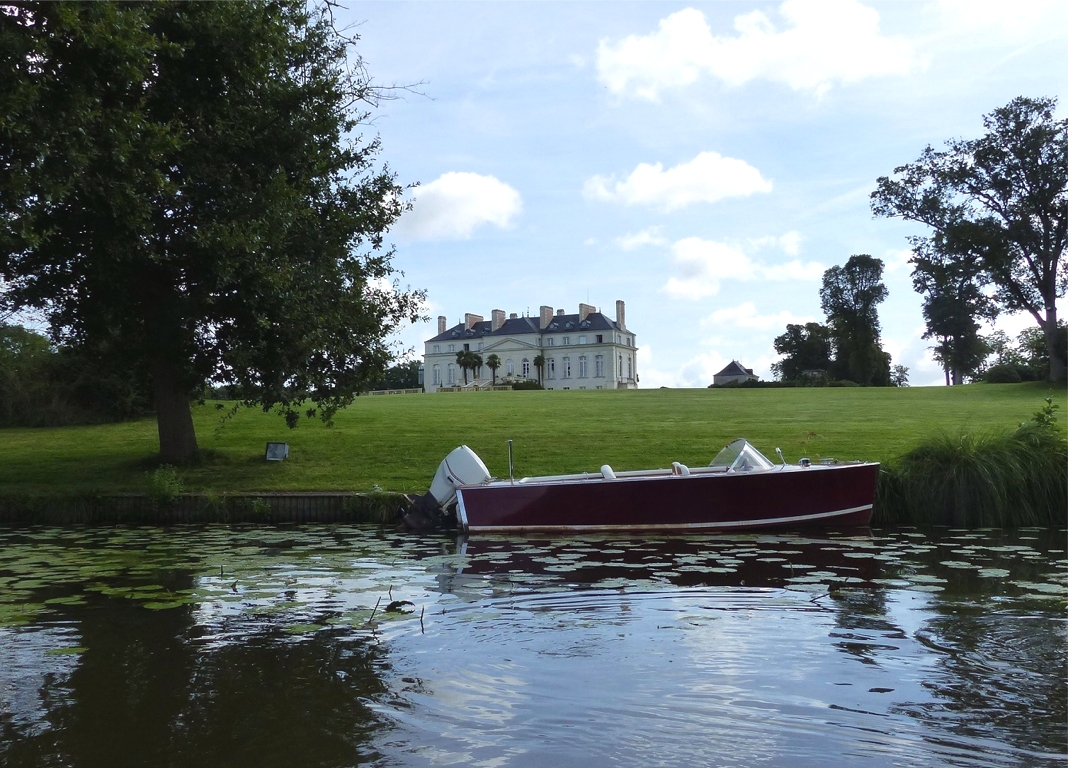 L'Erdre nous fait longer quelques jolies propiétés... 