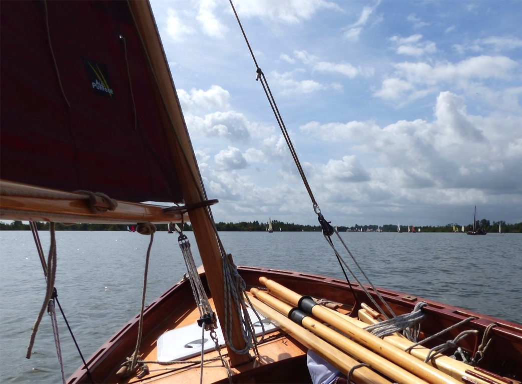 J'ai embarqu&eacute; sur Silmaril en plus de mes avirons le bout-dehors, le m&acirc;t de tapecul et la queue de malet, mais je ne les utiliserai finalement pas car nous avons rarement eu suffisamment de vent pour que cela en vaille la peine, et quand il y avait du vent, je pr&eacute;f&eacute;rais disposer de la maniabilit&eacute; du misainier, qui vire dans sa longueur, car nous &eacute;tions nombreux sur le plan d'eau et je ne voulais pas risquer de collision. 