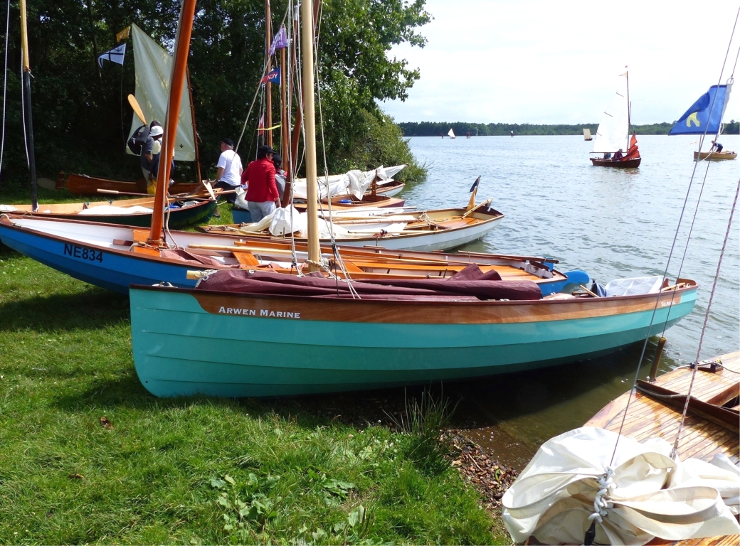 Nous tirons les bateaux sur la plage l'herbe pour la pause de midi. 