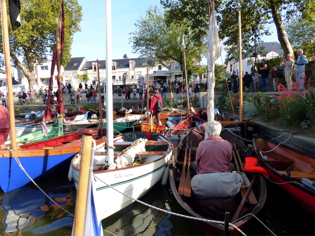 Le soir, la flottille investit les quais de Sucé-sur-Erdre. Ce nom, qui en laisse rêveur plus d'un, viendrait du latin Sulcus, qui signifie « Sillon ». Les habitantes sont appelées sucéennes. Comme dit Forrest Gump, c'est tout ce que j'ai à dire là-dessus. 