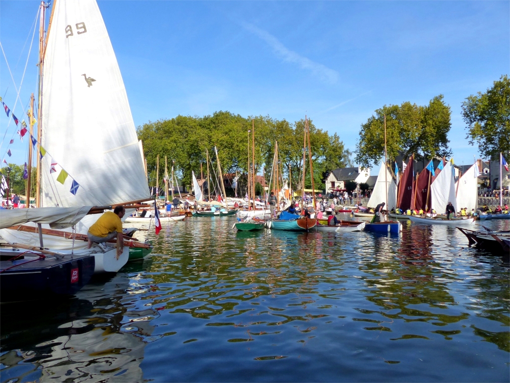 Le départ sera donné dans quelques instants, flotille par flottille, et chacun s'affaire pour rejoindre son bord et appareiller. 