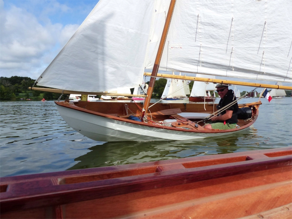 Tout petit temps, et Gérard fait gîter La Marie Pupuce afin de réduire sa surface mouillée, et donc la résistance causée par la friction de l'eau sur la carène. 