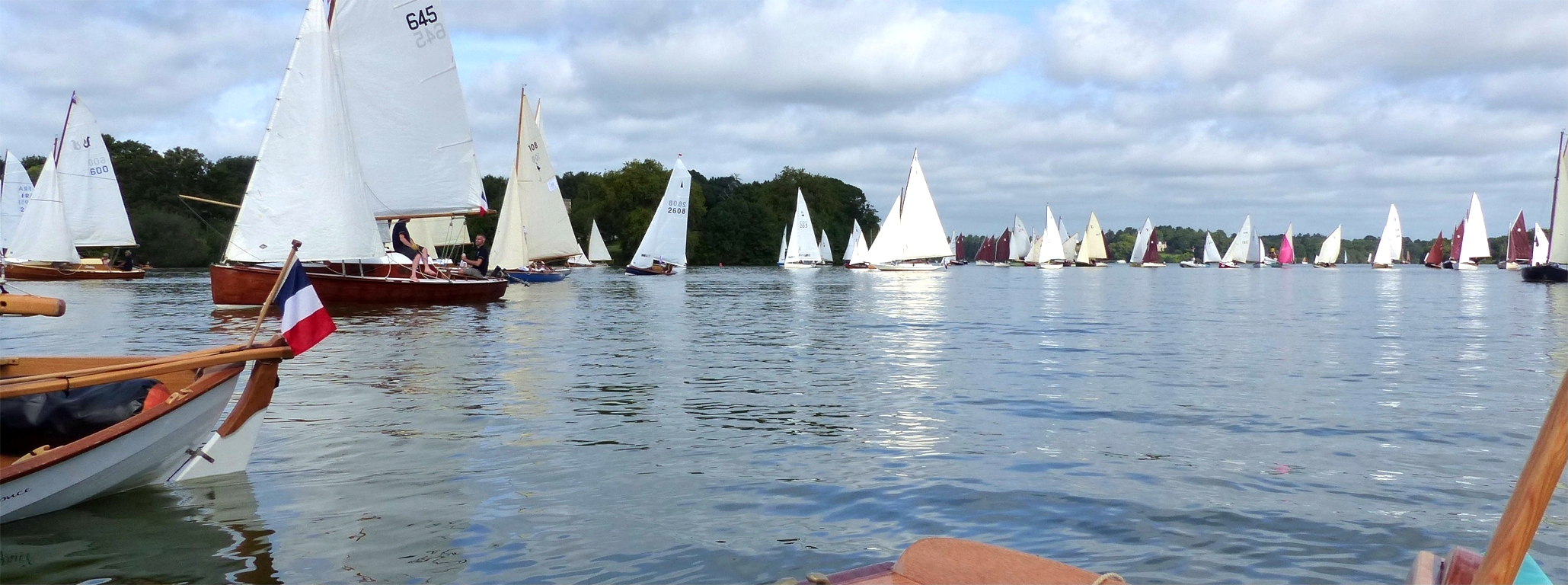 Les régatiers affûtés guettent la moindre risée.