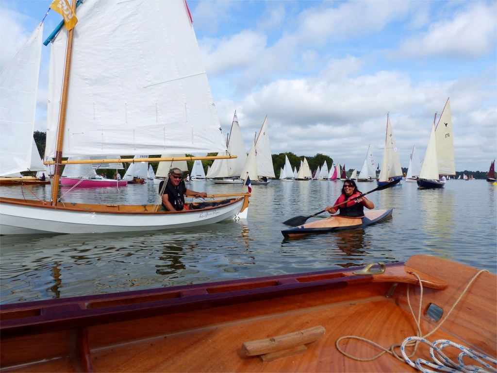 Nous sommes accompagn&eacute;s par de jolis kayaks en bois, dont cette fort aimable pagayeuse qui vient &eacute;changer quelques plaisanteries avec nous. 