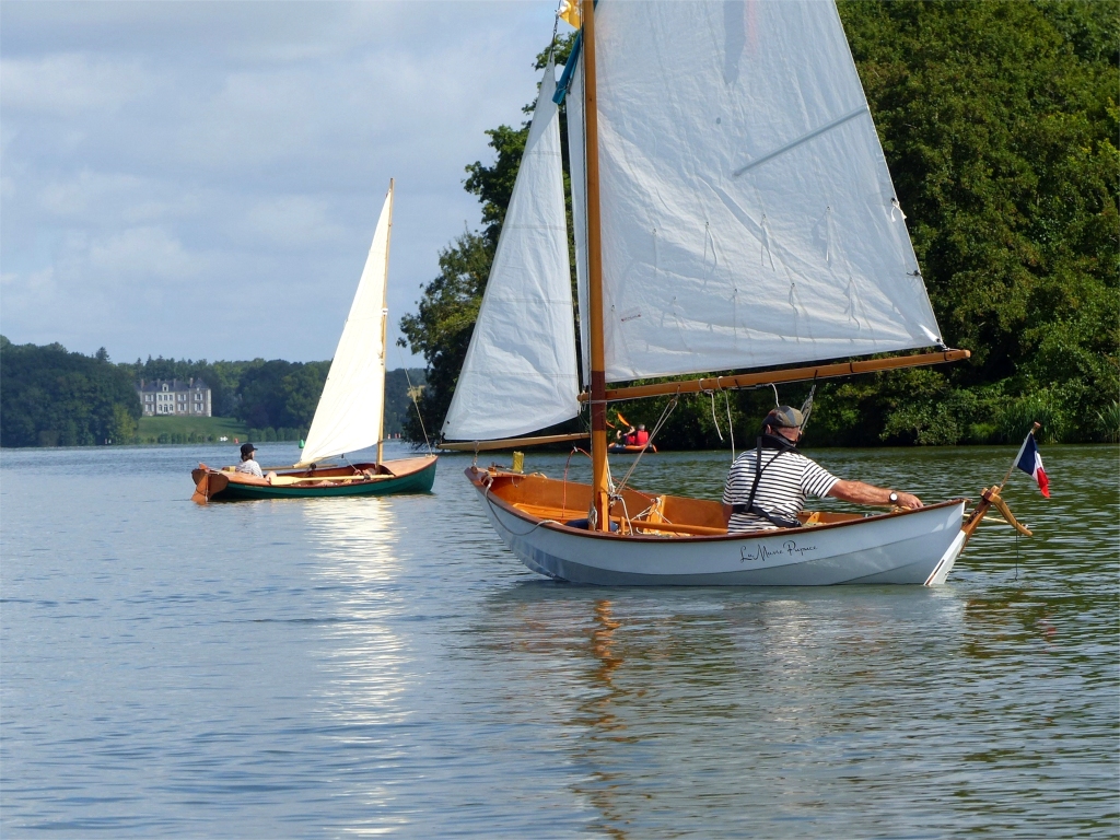 Nous avons renoncé à suivre la flottille jusqu'à Nantes samedi soir et navigons encore un peu à hauteur de La Chapelle-sur-Erdre ce dimanche matin, avant de ranger les bateaux et reprendre la route. 