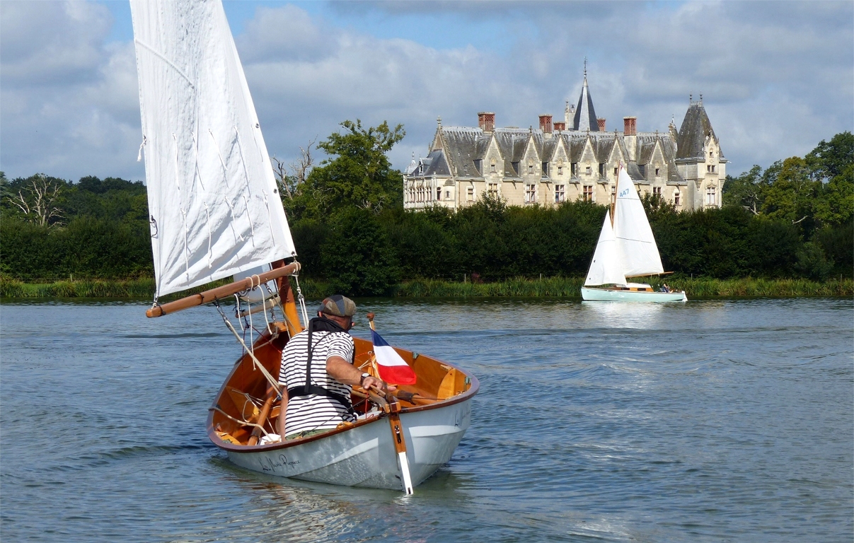 La Marie Pupuce devant le château de La Gascherie en compagnie d'un joli Belouga. 